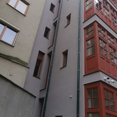 Malá okna a pavlačové stěny dodané firmou Castle okna