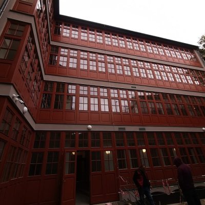 Kompletní renovace pavlačové stěny v Praze, kterou provedla firma Castle okna