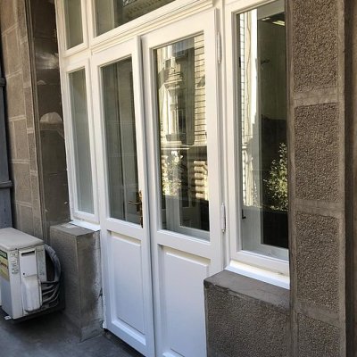 Česká ambasáda v Bukurešti, Rumunsko - kombinace oken a dveří na terasu