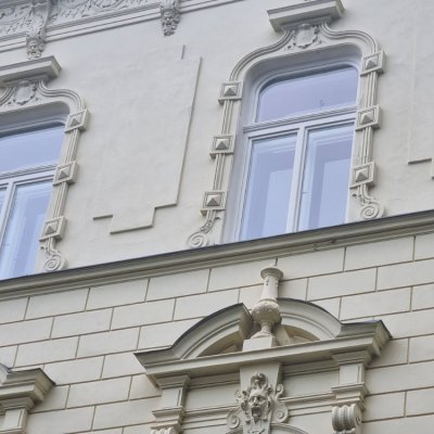 Špaletová okna s oblou horní částí ránu