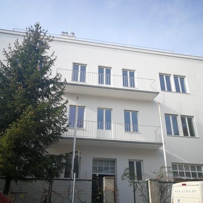 Špaletová okna na funkcionalistické budově