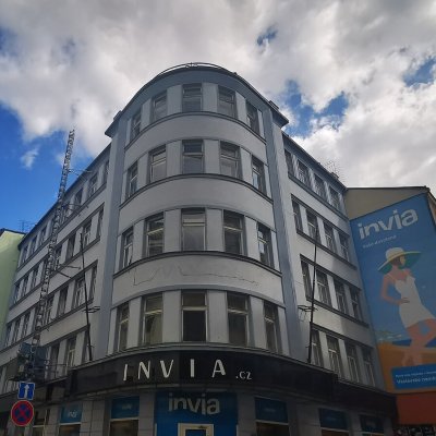 Kastlová okna Comfort na budově v centru Prahy