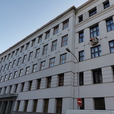 Repliky špaletových oken u historické budovy v Brně