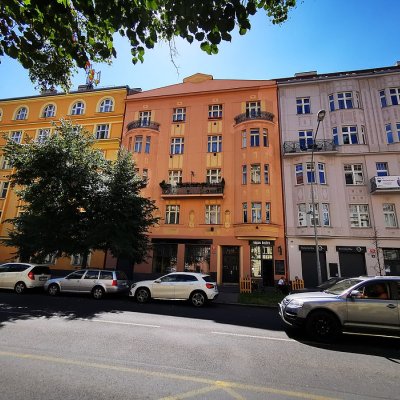 Budovy se špaletovými okny