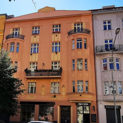 Špaletová okna na historické budově v centru Prahy