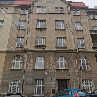 Nová špaletová okna na historické budově v Praze