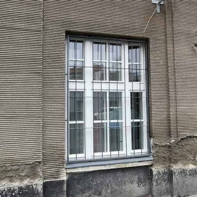 Špaletové okno chráněné mříží