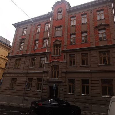 Historická budova v centru Prahy se špaletovými okny