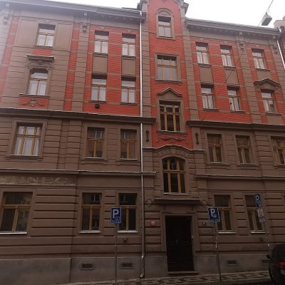 Špaletová okna na historické budově